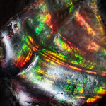 Helmintholith leuchtet in allen regenbogenfarben